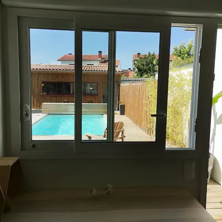 Casa de Férias Maison Calme Avec Piscine Proche De Bordeaux