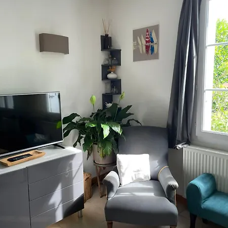 Casa de Férias Maison Calme Avec Piscine Proche De Bordeaux